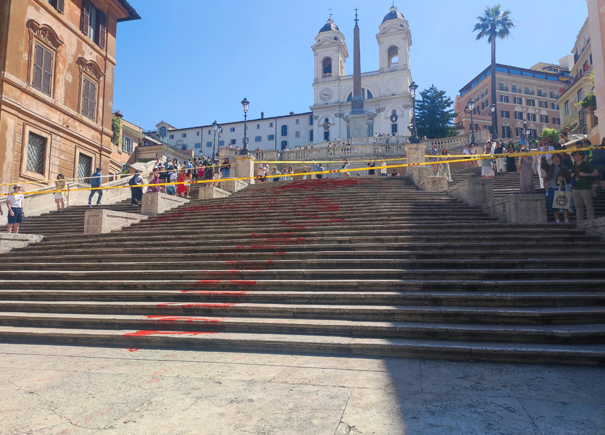 La scalinata danneggiata La scalinata danneggiata