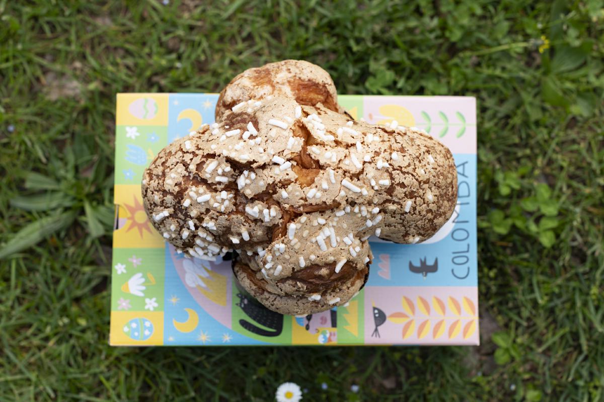 MAMM – La Colomba Casatiello Mamm non è una classica pasticceria, bensì un forno, che si trova ad Udine ma con un cuore pugliese. La linea di Colombe 2025 ha un nuovo pack firmato dall’artista Stefania Delponte che si è lasciata ispirare dalla primavera, giocando sulla frase “Non ci sono più le mezze stagioni” per invitare alla riflessione sul tema del cambiamento climatico. Oltre alle proposte tradizionali (Classica, Quattro Cioccolati, Colomba all’Olio Extravergine d’Oliva), la loro idea di lievitato si spinge oltre, fino ad arrivare alla Colomba Casatiello, una versione salata ispirata al casatiello napoletano, realizzata con il salame friulano, la mortadella Slow Food, il formaggio Latteria e il caciocavallo. www.mamm-udine.it MAMM – La Colomba Casatiello Mamm non è una classica pasticceria, bensì un forno, che si trova ad Udine ma con un cuore pugliese. La linea di Colombe 2025 ha un nuovo pack firmato dall’artista Stefania Delponte che si è lasciata ispirare dalla primavera, giocando sulla frase “Non ci sono più le mezze stagioni” per invitare alla riflessione sul tema del cambiamento climatico. Oltre alle proposte tradizionali (Classica, Quattro Cioccolati, Colomba all’Olio Extravergine d’Oliva), la loro idea di lievitato si spinge oltre, fino ad arrivare alla Colomba Casatiello, una versione salata ispirata al casatiello napoletano, realizzata con il salame friulano, la mortadella Slow Food, il formaggio Latteria e il caciocavallo. www.mamm-udine.it
