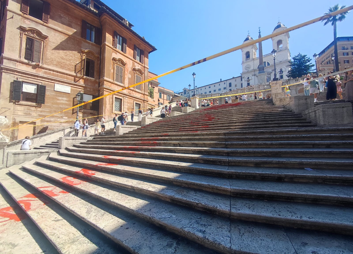 La scalinata danneggiata La scalinata danneggiata