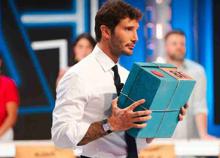 Affari Tuoi vola e De Martino passa in prima serata, ma scoppia la polemica sulle pacchiste