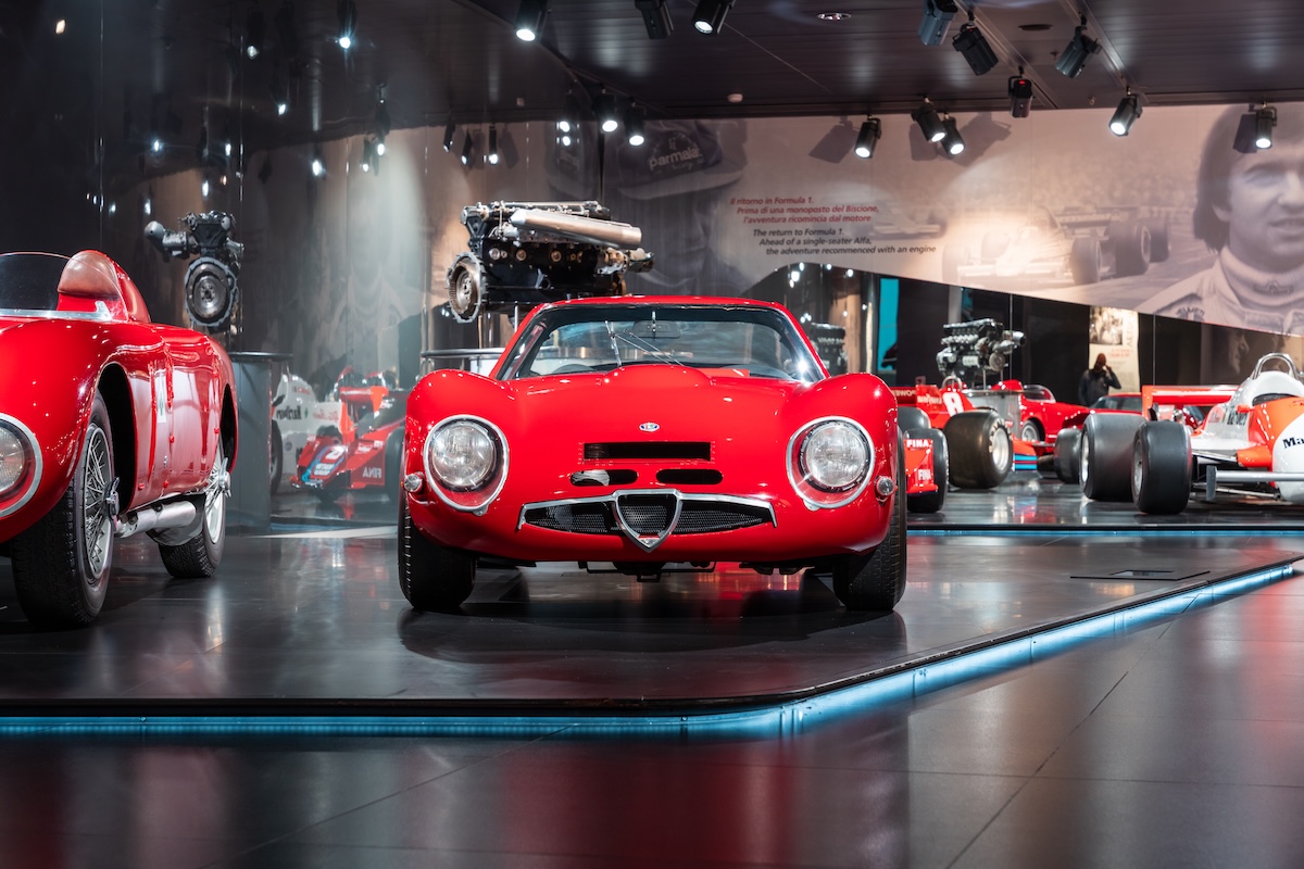 Alfa Romeo incanta FuoriConcorso 2025 con le icone da corsa: la bellezza della velocità sul Lago di Como