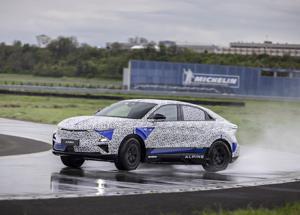 Alpine A390: la sport fastback elettrica che porta su strada l’agilità della A110 e spazio per cinque