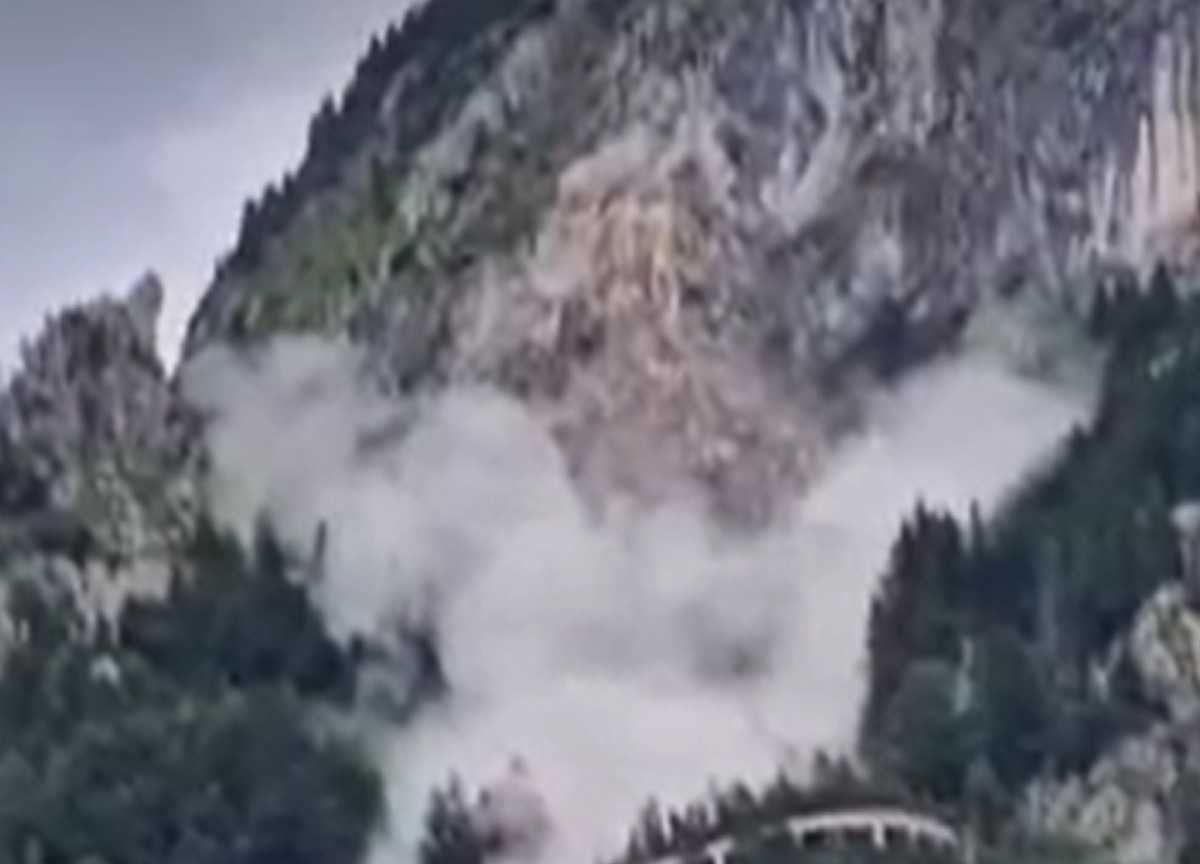 Udine, spettacolare demolizione di roccia instabile al Passo di Monte Croce Carnico