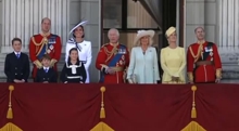 La Royal Family con Kate e Carlo sul balcone di Buckingham Palace