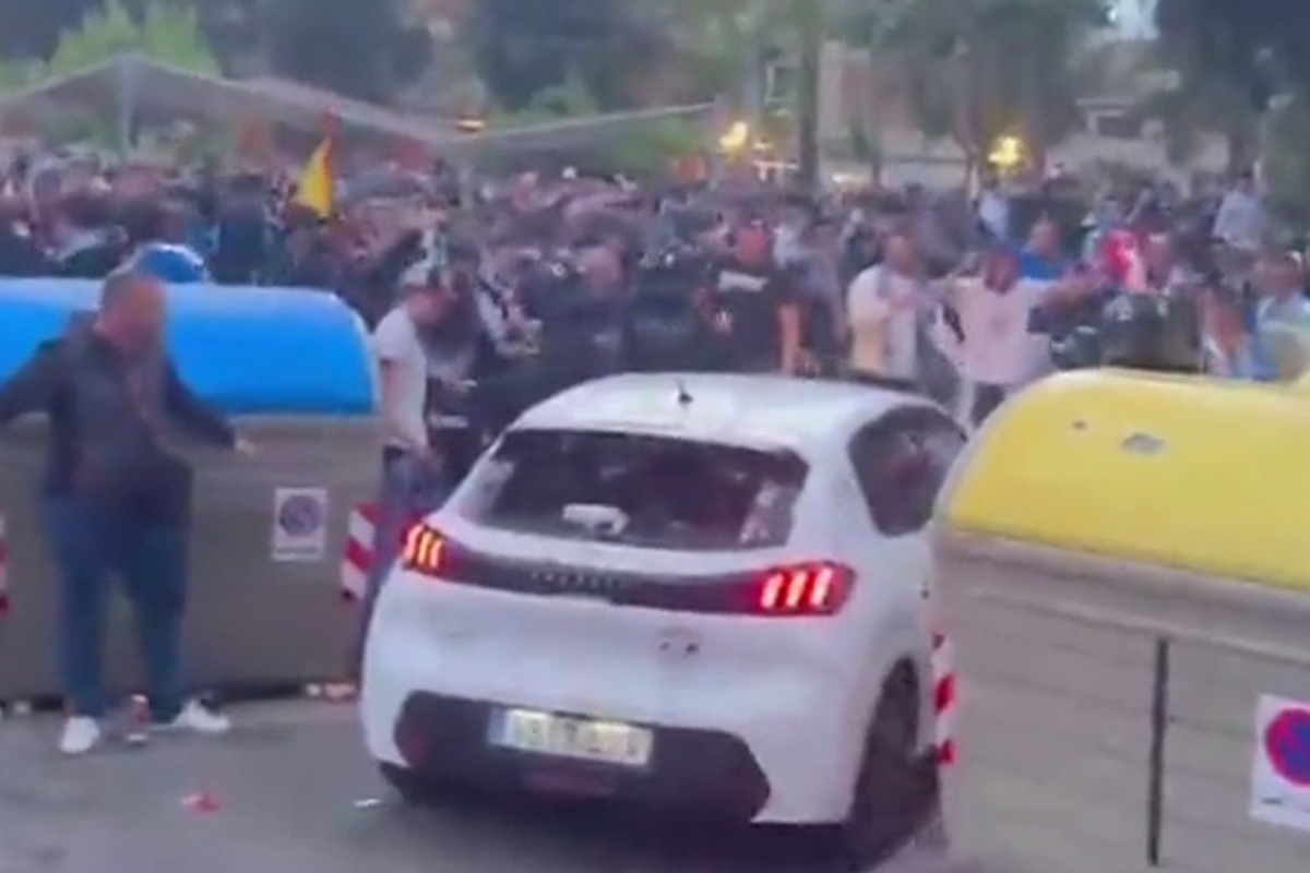 Auto sulla folla nei pressi dello stadio: incidente e omissione di soccorso. Tifosi sotto choc