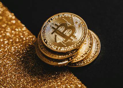 Non solo oro, gli investitori si rifugiano anche in Bitcoin. Parla l'esperto: "Non è più una scommessa, ma un mercato maturo"