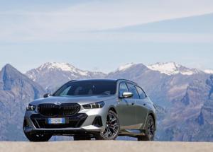 BMW: nuova Serie 5 Touring 2024: elegante, sportiva, elettrica e termica