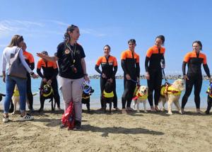 Gli studenti di Ostia a scuola di salvataggio con i cani bagnino della Sics