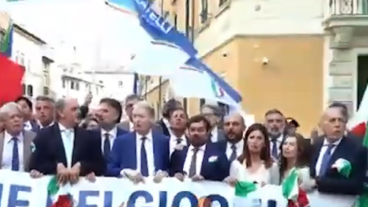 FdI, flash mob fuori dal Senato 