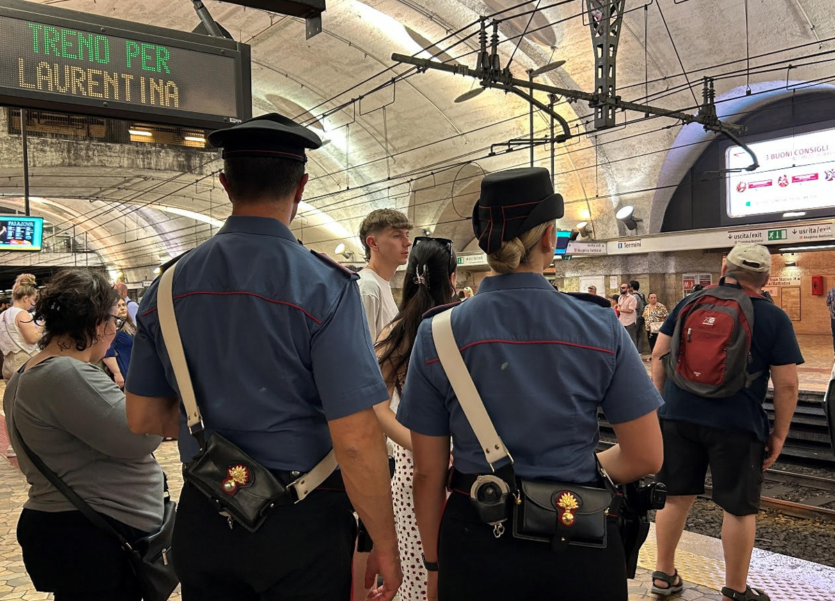 Carabinieri in metro Carabinieri in metro