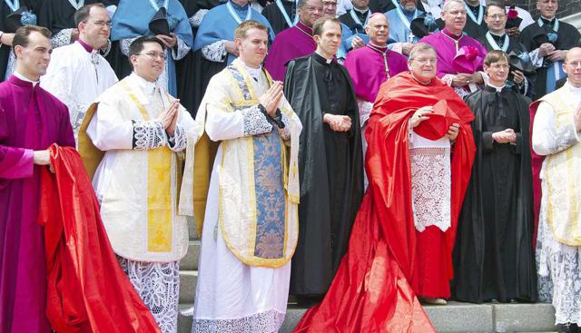 Verso il Conclave, sul web fa discutere la foto del cardinale Usa Burke in Cappa Magna con 12 metri di strascico