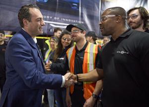 Antonio Filosa, celebra i 100 anni di Chrysler nello stabilimento di Windsor