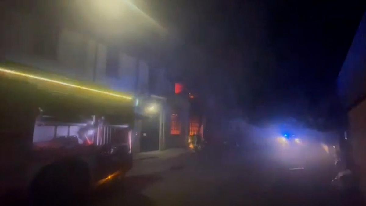 Tragedia a Milano, le fiamme divorano il negozio di articoli cinesi: tre vittime