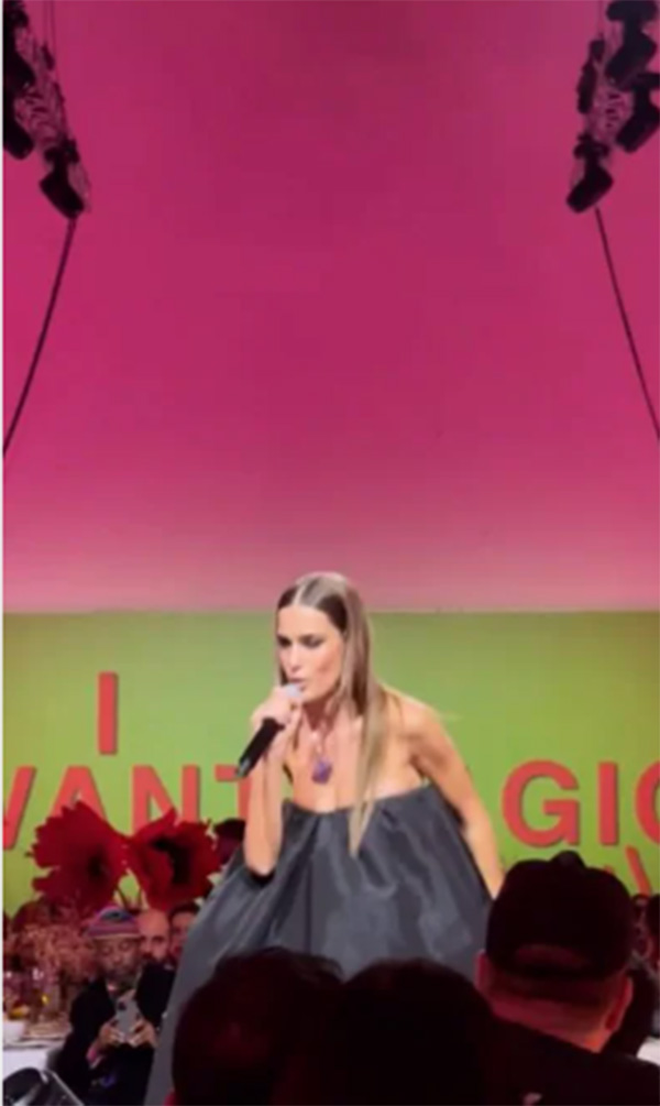 Clara oops al concerto incidente sexy per la cantante il vestito si abbassa e. il video virale Affaritaliani