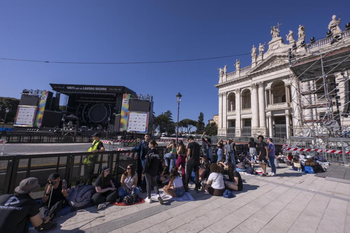 Primo maggio, concertone di Roma: Leo Gassmann apre la festa con "Bella ciao". Gli artisti sul palco: scaletta Primo maggio, concertone di Roma: Leo Gassmann apre la festa con "Bella ciao". Gli artisti sul palco: scaletta