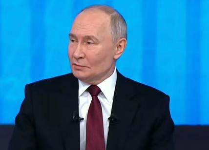 Guerra Ucraina, Putin: "Pronti a negoziare con Kiev". Zelensky replica: "Pazzo che ama uccidere"