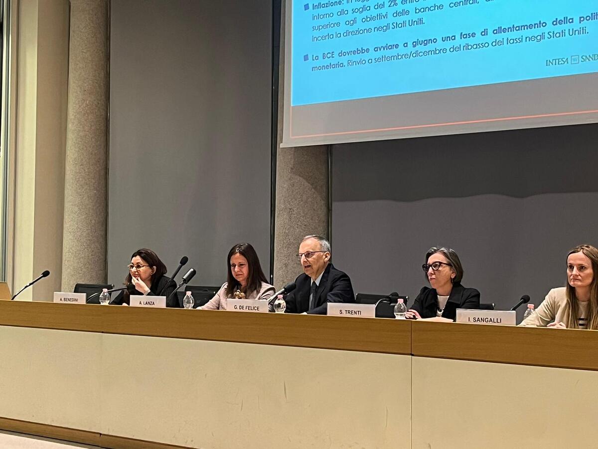 Intesa Sanpaolo presenta il 105esimo rapporto sui settori industriali Intesa Sanpaolo presenta il 105esimo rapporto sui settori industriali
