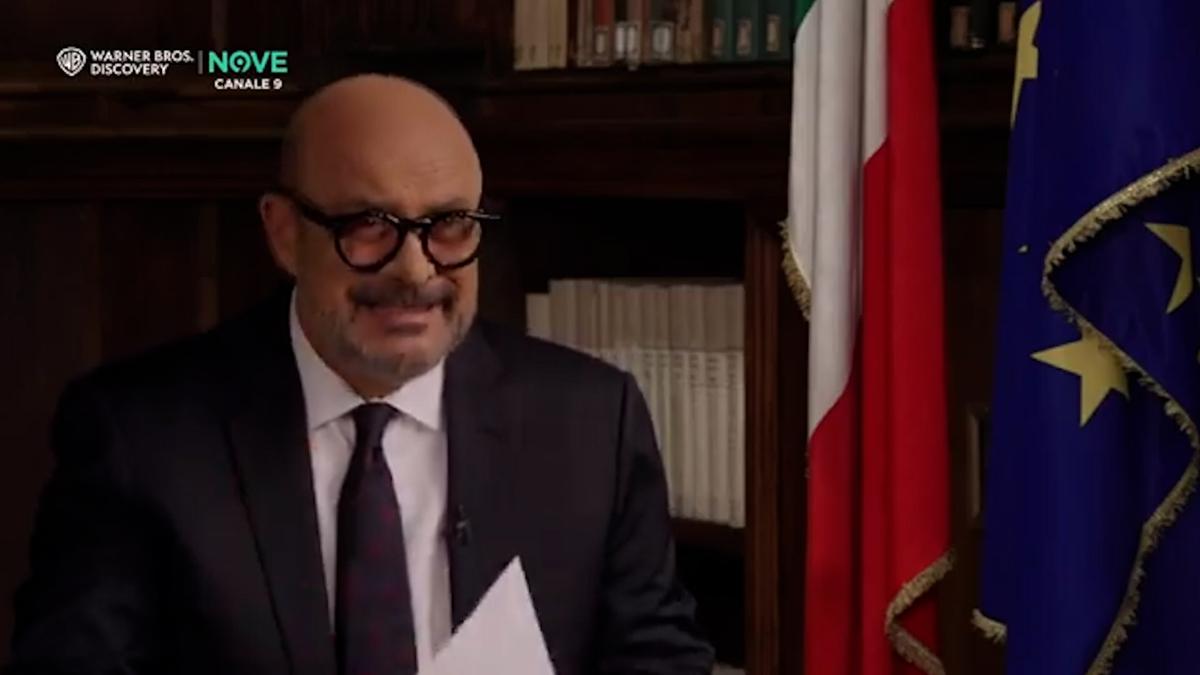 “Ho ritardato Affari tuoi per raccontare i cazzi miei”, Crozza e l’imitazione sublime di Sangiuliano