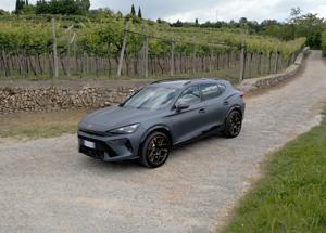 CUPRA e-HYBRID 2025: prestazioni, autonomia e design per la nuova mobilità elettrificata