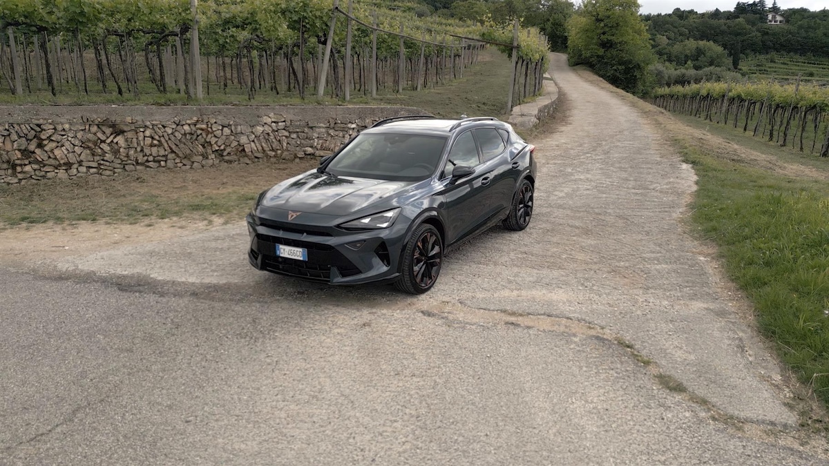 CUPRA e-HYBRID 2025: prestazioni, autonomia e design per la nuova mobilità elettrificata