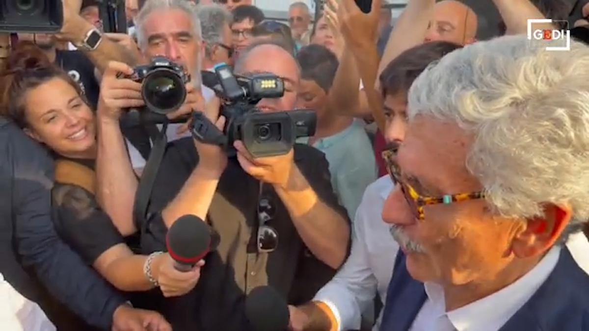Festa dell'Unità a Pesaro, l'ex premier D'Alema scherza con Schlein: "Darle consigli? Per l'amor del cielo"