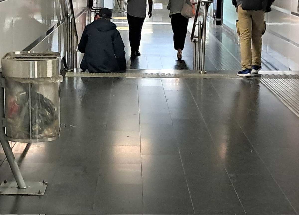 Tossici si drogano alla stazione Termini Tossici si drogano alla stazione Termini