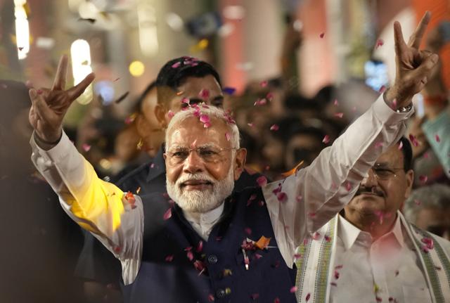 Da venditore di thè a premier carismatico, chi è Narendra Modi: l'uomo che ha conquistato l'India