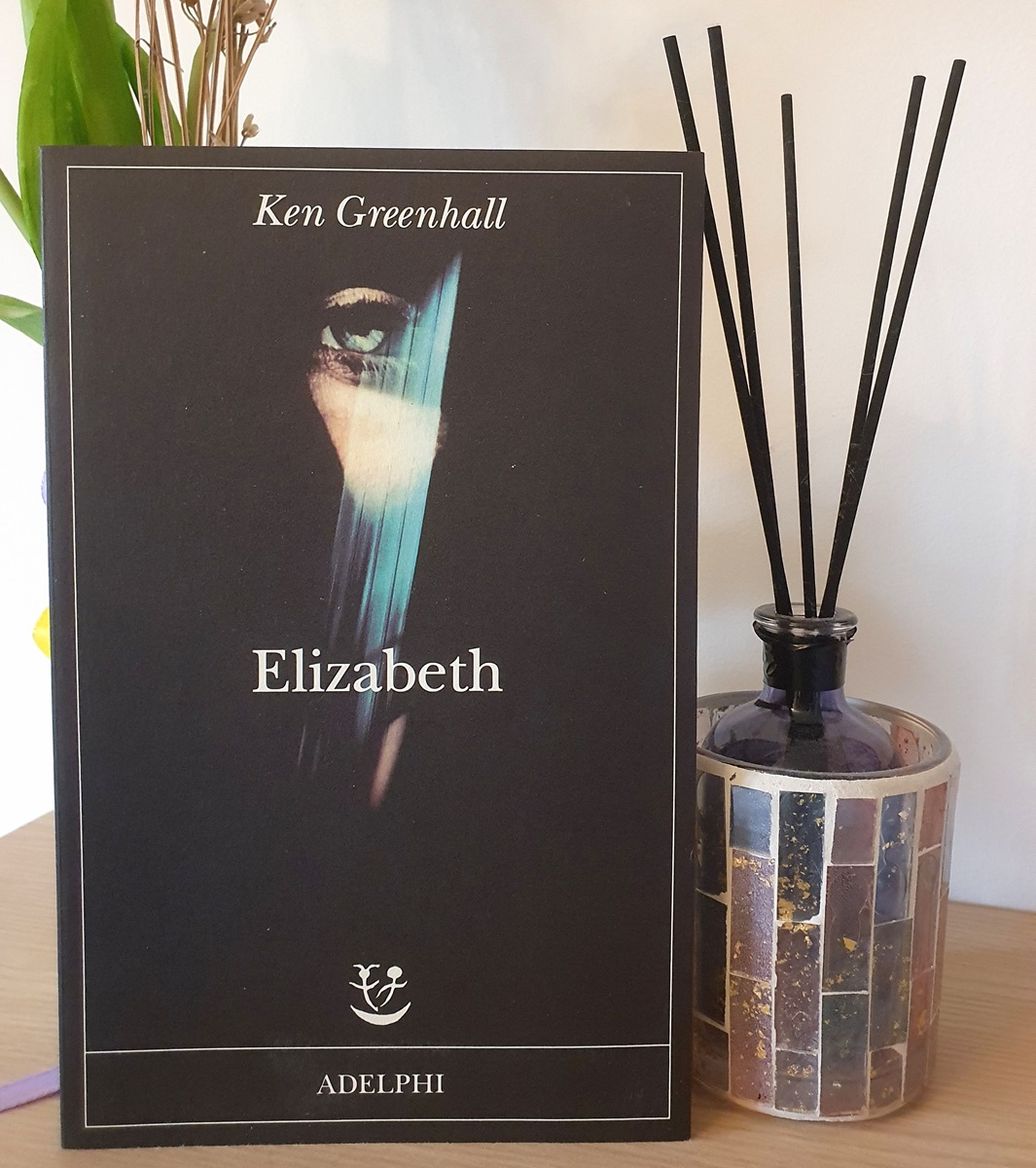 "Elizabeth" di Ken Greenhall (Adelphi) "Elizabeth" di Ken Greenhall (Adelphi)