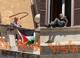 Ex deputato passa dal cornicione e appende bandiere palestinesi al balcone di Montecitorio
