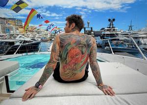 Fedez, il weekend "sobrio" a Montecarlo. Gran Premio, orologio da 400 mila euro, elicottero e scatti con 50Cent