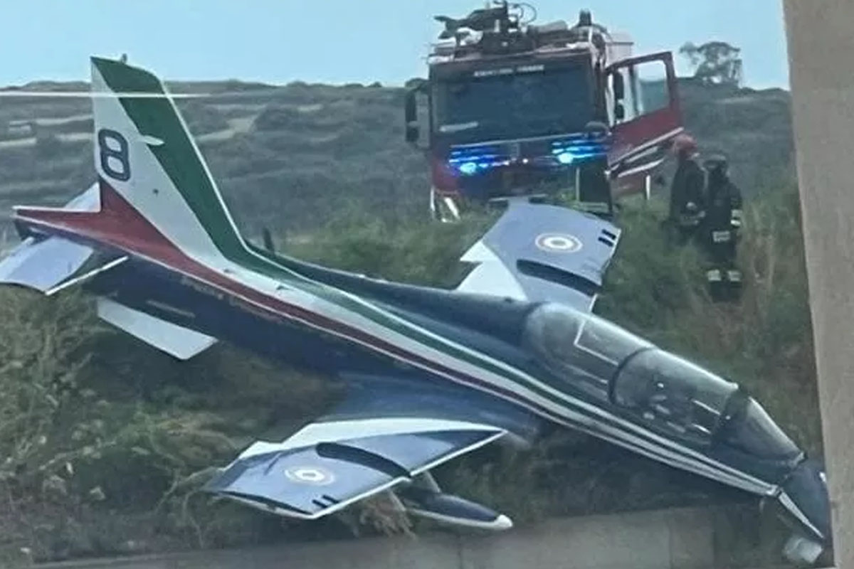 Paura nel cielo di Pantelleria: Frecce Tricolori si scontrano in volo. Tre aerei coinvolti, ferito un pilota Paura nel cielo di Pantelleria: Frecce Tricolori si scontrano in volo. Tre aerei coinvolti, ferito un pilota