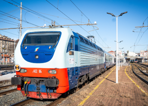 Sciopero treni, un inferno per chi deve viaggiare: cancellazioni e ritardi in tutta Italia. Gli orari garantiti
