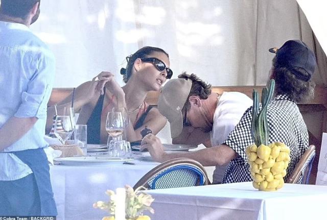 Vittoria Ceretti e Leonardo Di Caprio (fonte CHI) Vittoria Ceretti e Leonardo Di Caprio (fonte CHI)