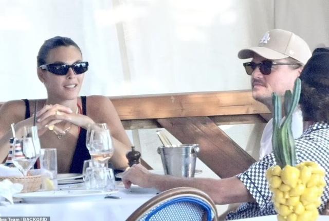 Vittoria Ceretti e Leonardo Di Caprio (fonte CHI) Vittoria Ceretti e Leonardo Di Caprio (fonte CHI)