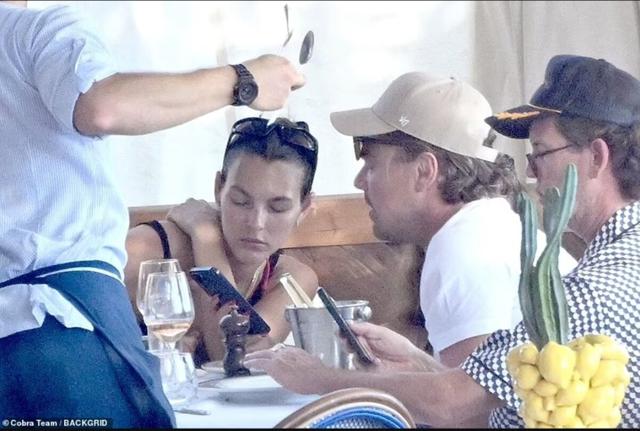 Vittoria Ceretti e Leonardo Di Caprio (fonte CHI) Vittoria Ceretti e Leonardo Di Caprio (fonte CHI)