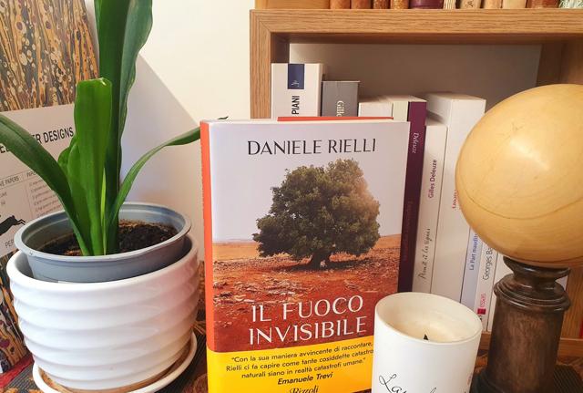 "Il fuoco invisibile. Storia umana di un disastro naturale" di Daniele Rielli (Rizzoli) "Il fuoco invisibile. Storia umana di un disastro naturale" di Daniele Rielli (Rizzoli)