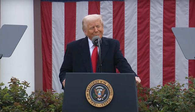 Trump alla fine fa marcia indietro, il tycoon ammorbidisce i dazi sulle auto e non solo