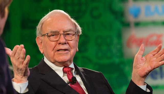 Chi è Warren Buffett: l’uomo da 130 miliardi di patrimonio che vive in una casa da 30mila dollari e mangia da McDonald’s
