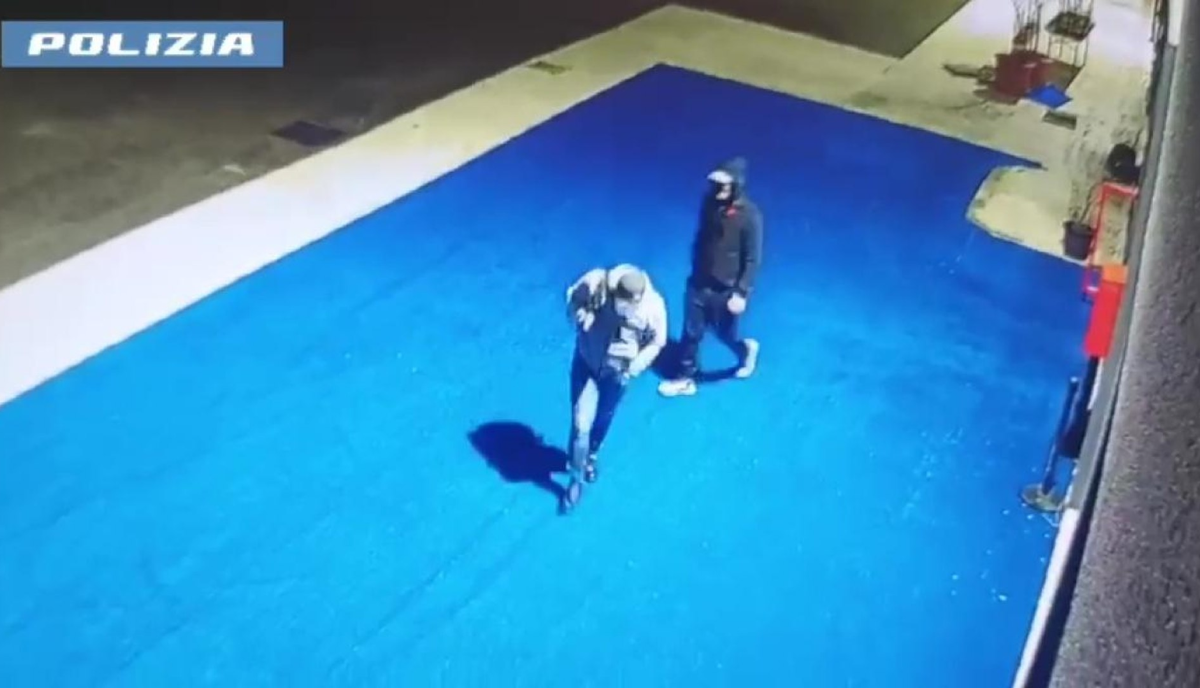 fingevano di voler giocare a padel e rubavano rolex a bordo campo ecco come agiva la banda di ladri