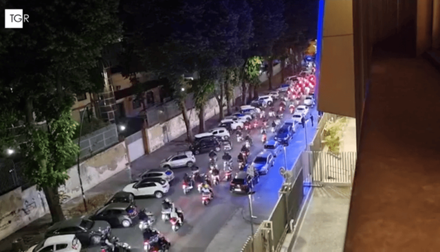 Febbre da scudetto, a Napoli corteo di motorini: mille tifosi in missione per non far dormire il Cagliari