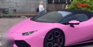 Lamborghini rosa Wanda Nara