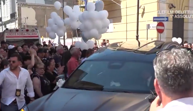 Martina Carbonaro, grida al funerale della 14enne uccisa ad Afragola dall'ex fidanzato