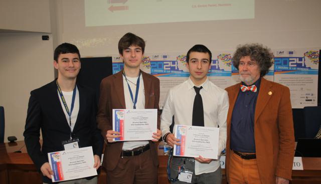concorso "I giovani e le scienze" - Alcuni studenti premiati nell'edizione 2024 accanto al presidente della FAST concorso "I giovani e le scienze" - Alcuni studenti premiati nell'edizione 2024 accanto al presidente della FAST