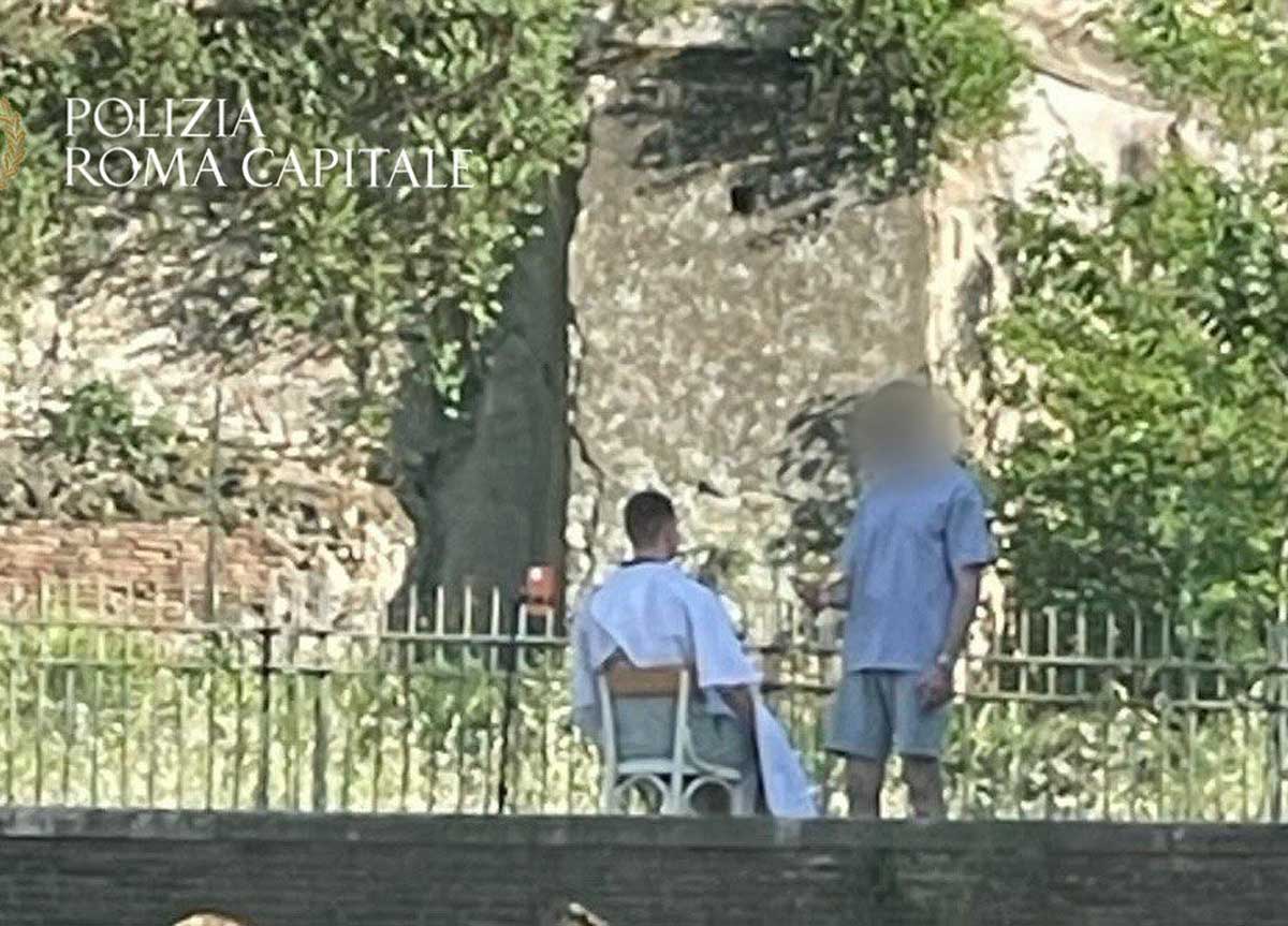 Barbiere abusivo al Colosseo Barbiere abusivo al Colosseo