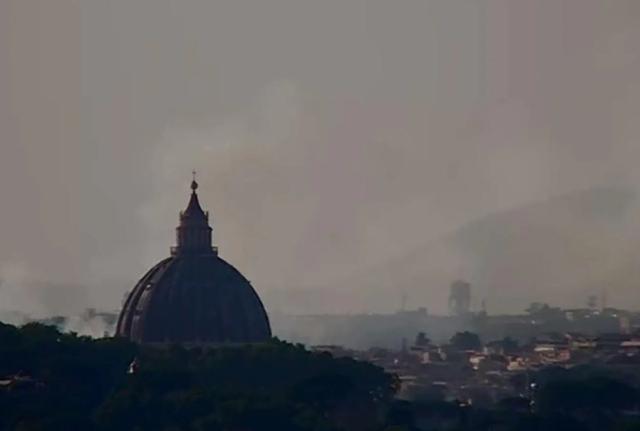 Il Cupolone oscurato dal fumo (foto Protezione Civile) Il Cupolone oscurato dal fumo (foto Protezione Civile)