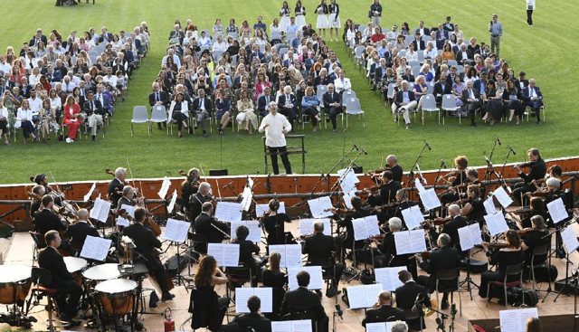 Intesa Sanpaolo inaugura Piazza di Siena con il concerto 'Opera Italiana is in the Air'
