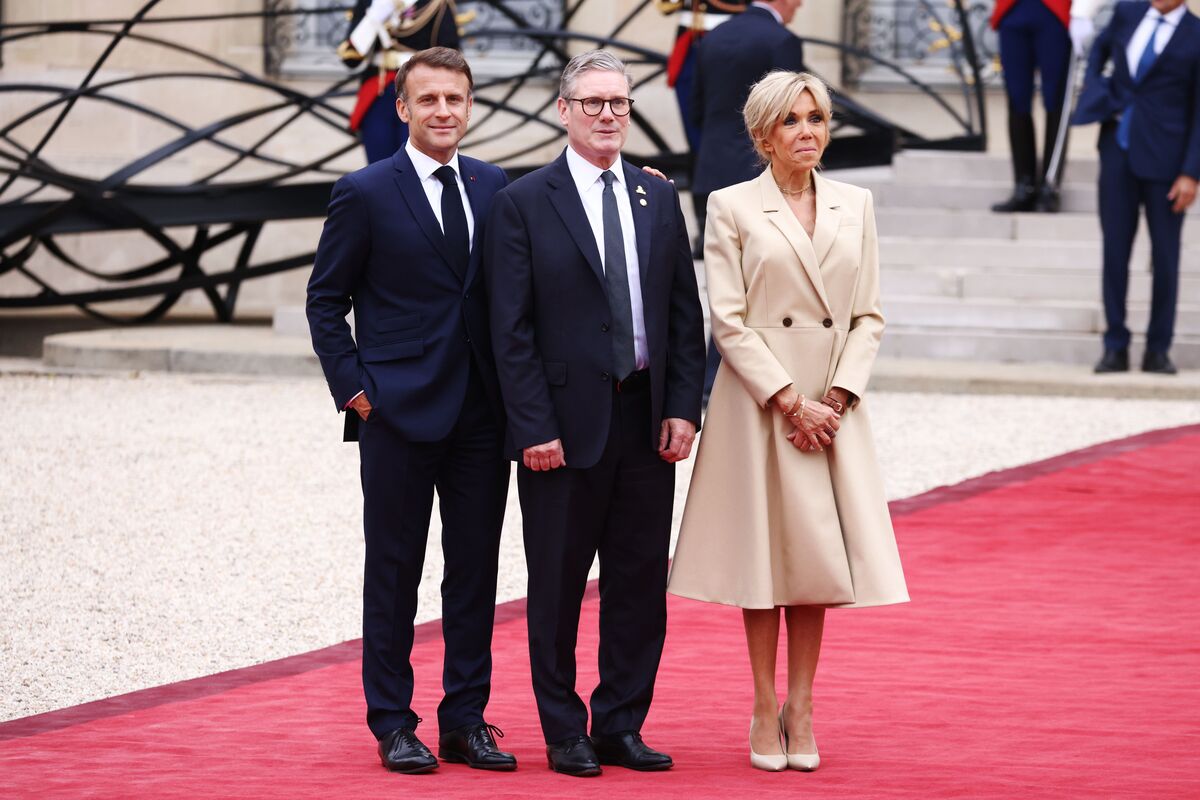 Emmanuel e Brigitte Macron con Keir Starmer Emmanuel e Brigitte Macron con Keir Starmer
