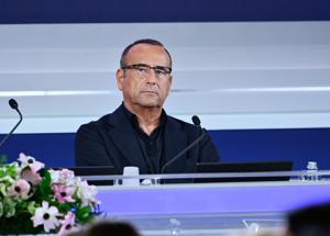 Sanremo 2026, si cambia rotta. Il confronto dei numeri dei big: dischi di platino e ascolti dimezzati rispetto al 2025