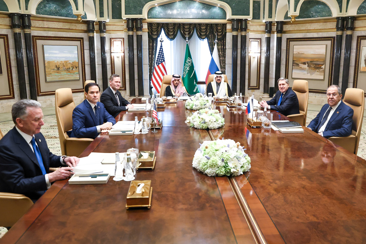 Riad, il vertice Usa-Russia per negoziare sull'Ucraina Riad, il vertice Usa-Russia per negoziare sull'Ucraina