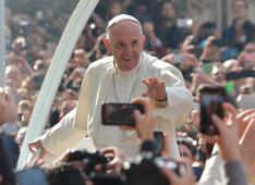 Papa Francesco e il sacco a pelo bianco